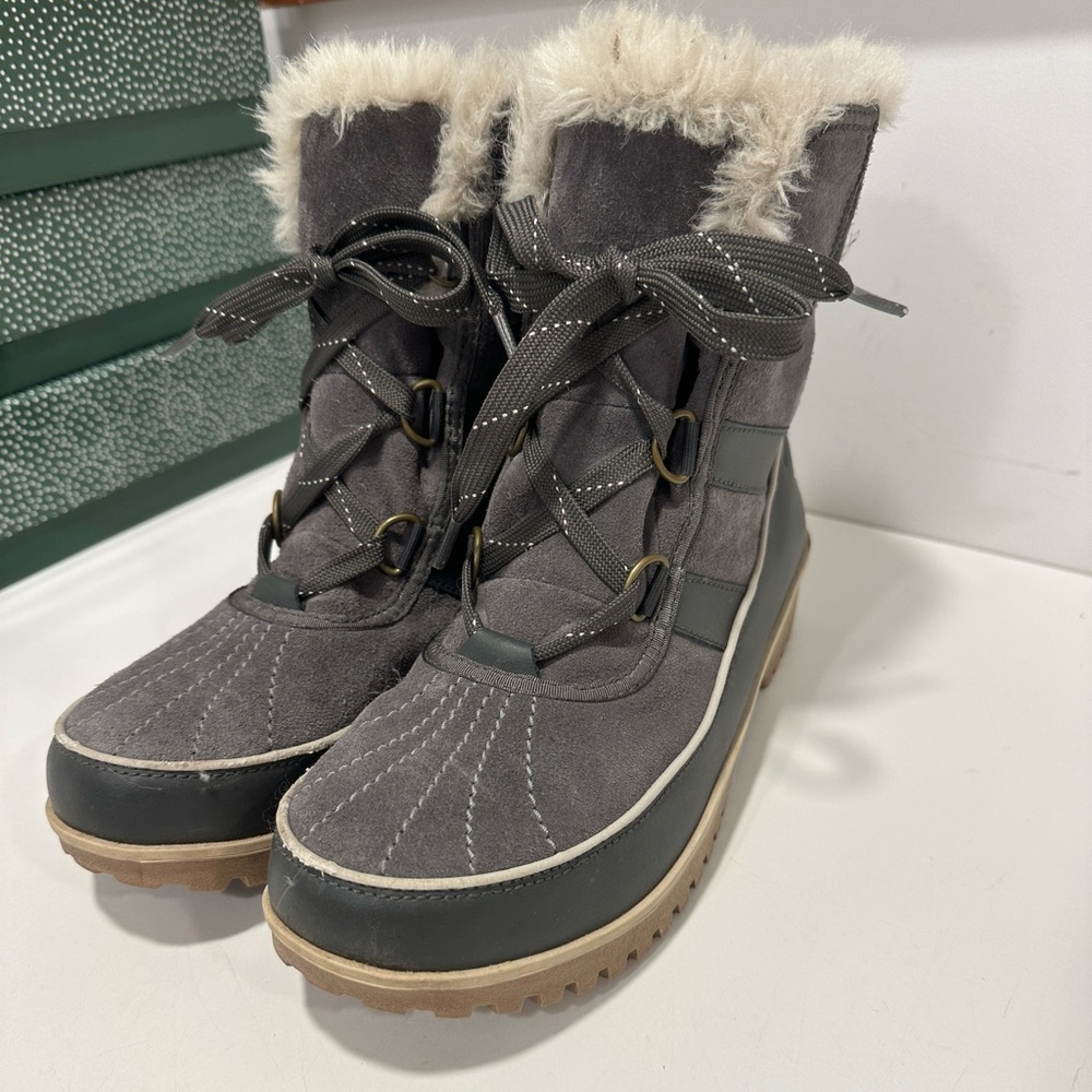 Women’s size 9 grey Sorel Tivoli boot.
